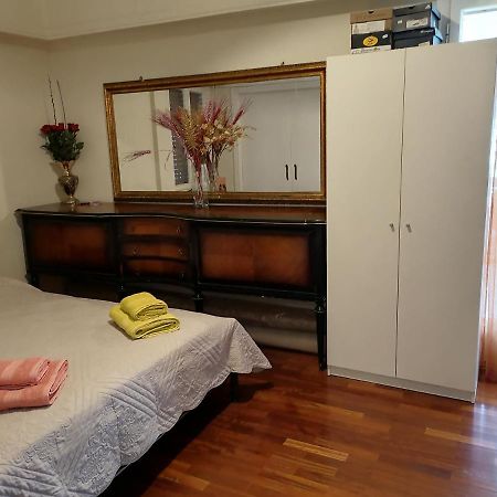 Appartement Kомната Гостья à Athènes Extérieur photo
