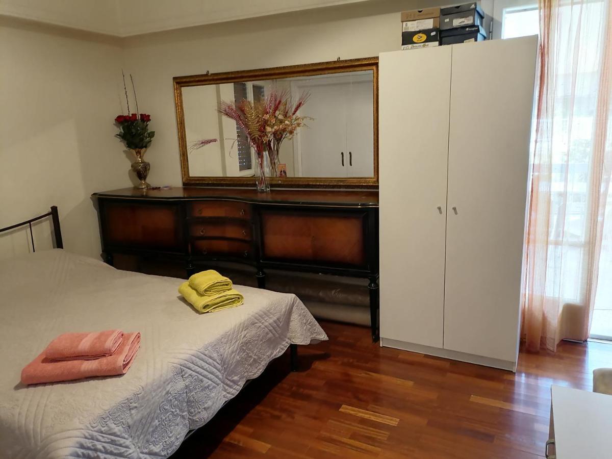 Appartement Kомната Гостья à Athènes Extérieur photo